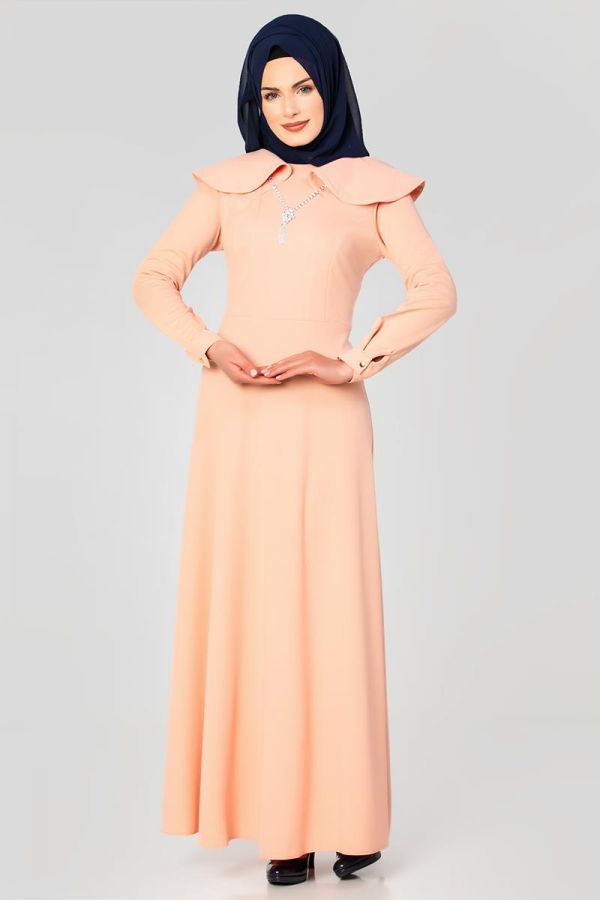 Omuz Fırfırlı Kolyeli Tesettür Elbise-2060 Pudra
