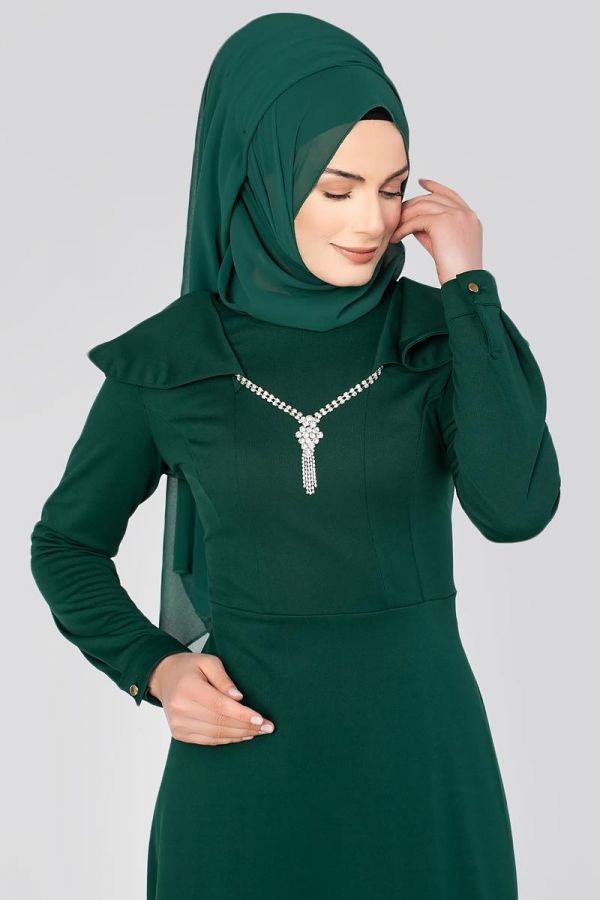 Omuz Fırfırlı Kolyeli Tesettür Elbise-2060 Zümrüt